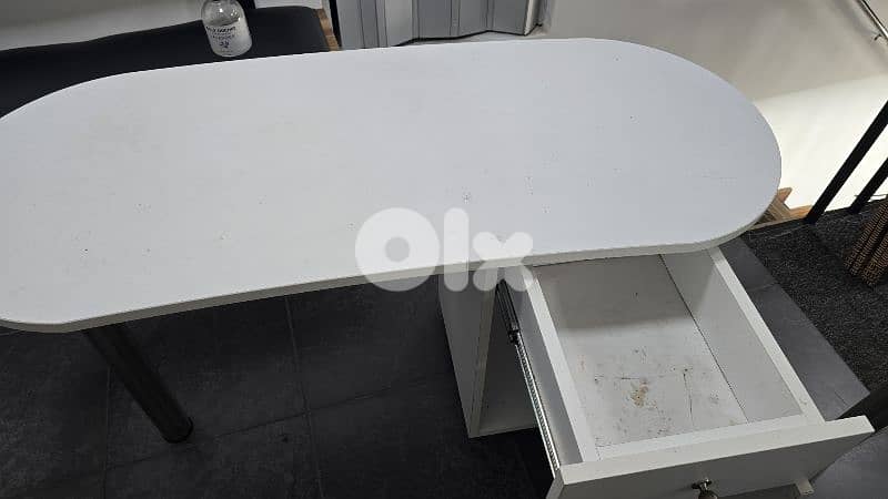 table for manicure 3