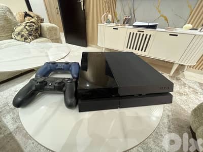 play station 4 500GB  2 new original controllers