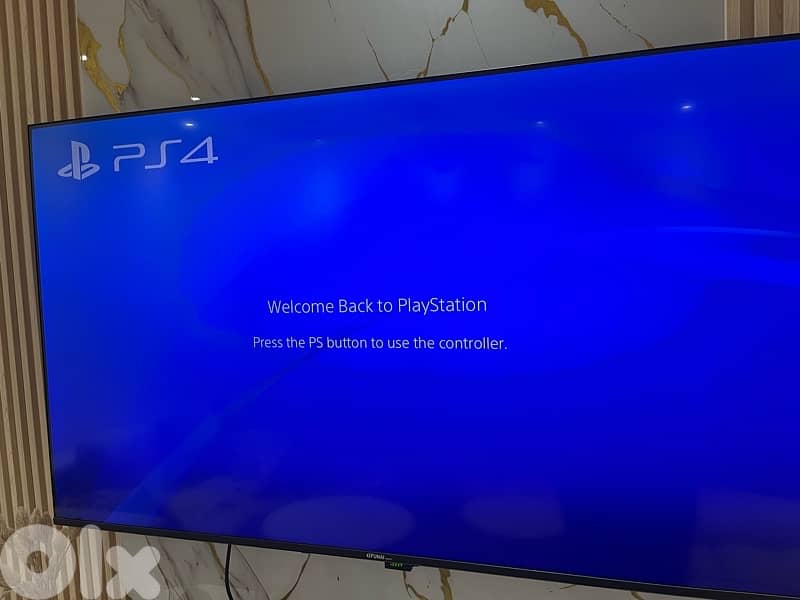 play station 4 500GB  2 new original controllers 1