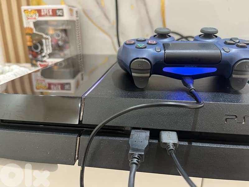 play station 4 500GB  2 new original controllers 3