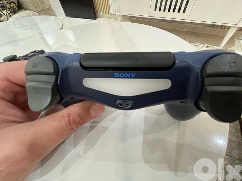 play station 4 500GB  2 new original controllers 5