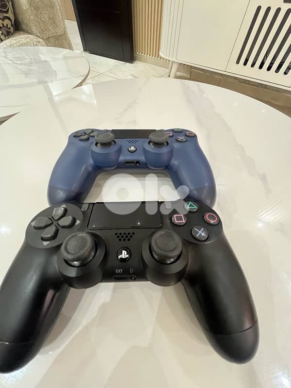 play station 4 500GB  2 new original controllers 6