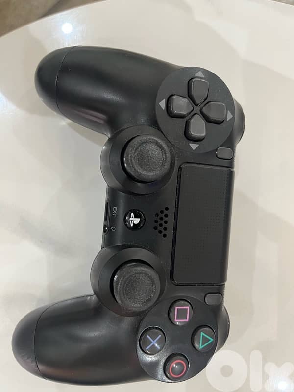 play station 4 500GB  2 new original controllers 7
