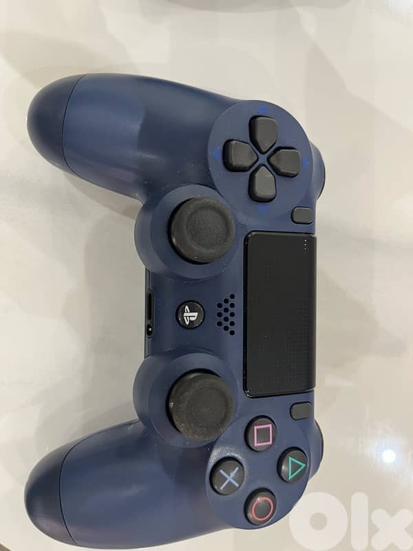 play station 4 500GB  2 new original controllers 8