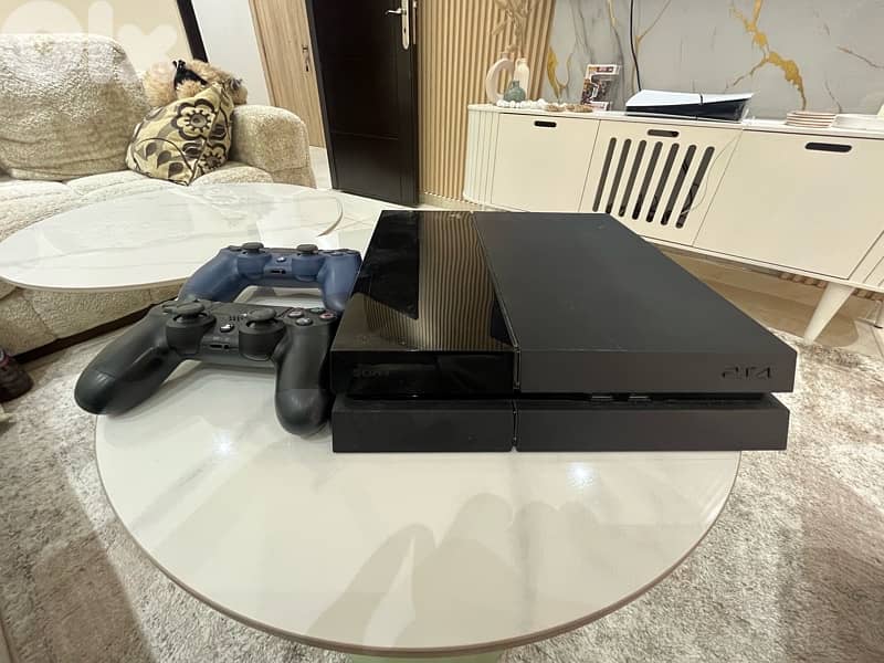 play station 4 500GB  2 new original controllers 10