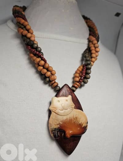 8$ cat old bakelite & beada necklace