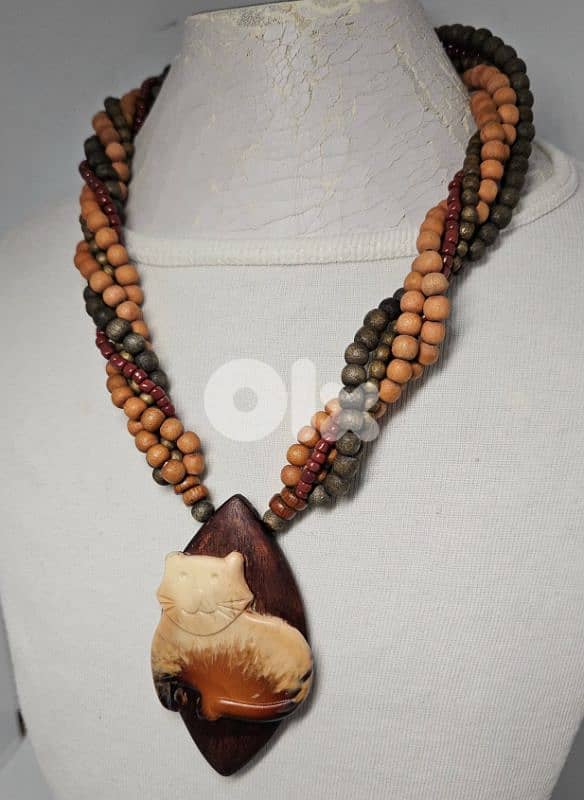 8$ cat old bakelite & beada necklace 1