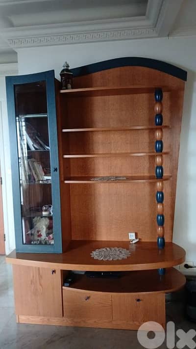 للبيع مكتبة خشب سنديان (Oak) بتصميم مودرن ومميز، القطعة قوية جداً