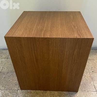 طاولة بني طول ٤٤ عرض ٤٤ غمق ٤٤ خشب مرتب كتير نضيف بيروت ٢٠ $ ٠٣٧٢٣٨٩٥