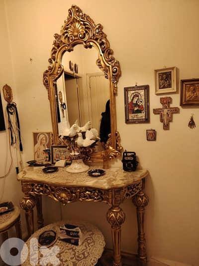 Vanity table with mirror