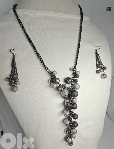 15$ Paparazzi Zi Collection necklace and earring