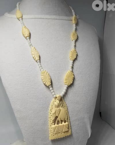 20$ vintage-style 1970 carved bone necklace elephant pendant