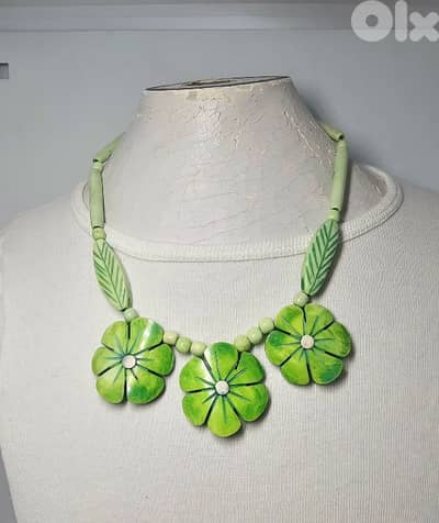 عقد من العضم المشغول قديم 15$