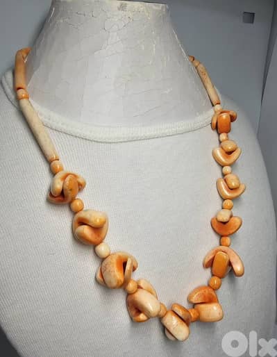 عقد من العضم مشغول قديم 15$