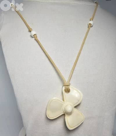 10$ vintage signed trifari in flower necklce