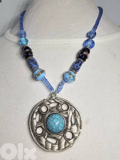 central turquoise-colored stone and blue glass beads necklace