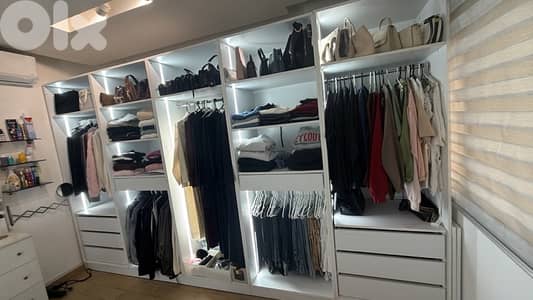 خزانة ملابس + خزانة أحذية مع اضائة بحالة ممتازة للبيع