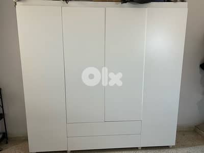 خرانة توصاية لون ابيض شبه جديدة ٣ درف موجودة بعين الرمانة بيروت