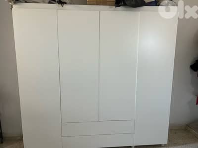 خزانة بيضا ٣ درف شبه جديدة ٢٠٠$