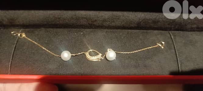 gold bracelet with pearl
