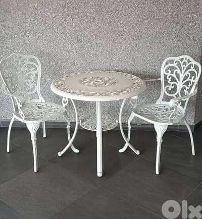 طاولة  من حديد  مع كرسي عدد 2