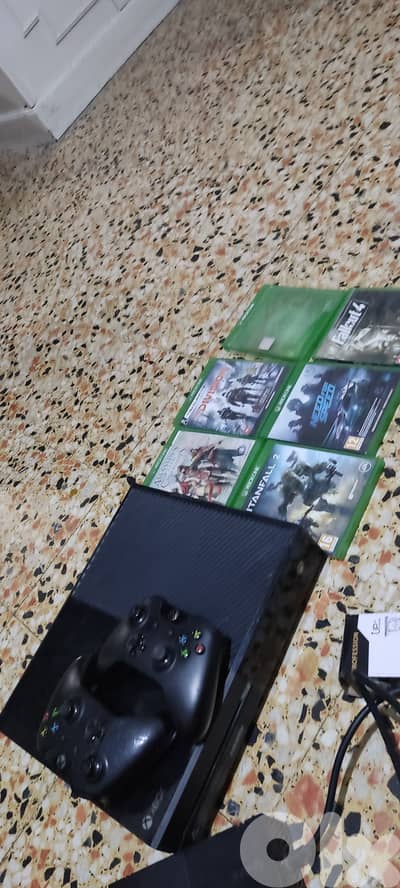 Xbox one with 7 cd 2 controller