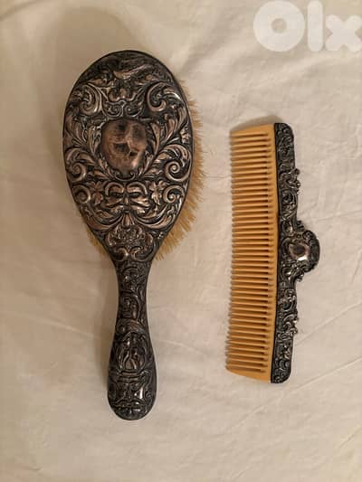 Lot d’une brosse et d’un peigne en argent