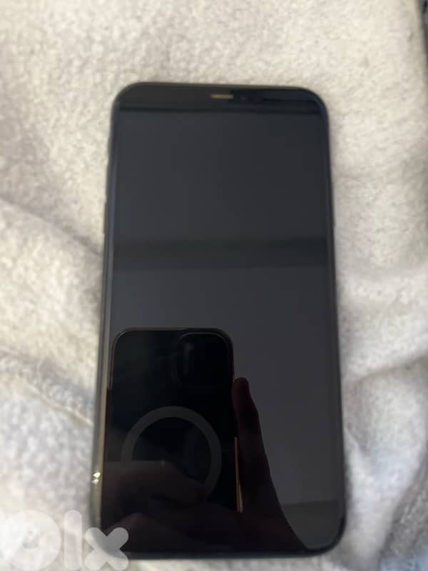 iPhone 11 64GB (Damaged Screen) 1