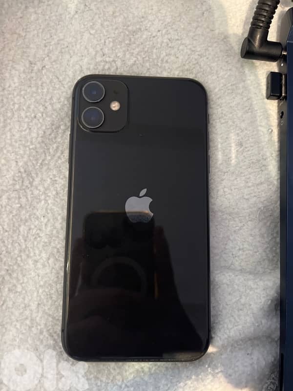 iPhone 11 64GB (Damaged Screen) 2