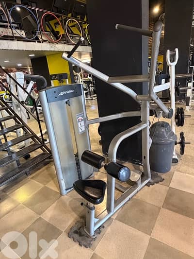 lat Pull down machine gym equipment