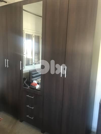 Closet wooden 3 compartments in good condition