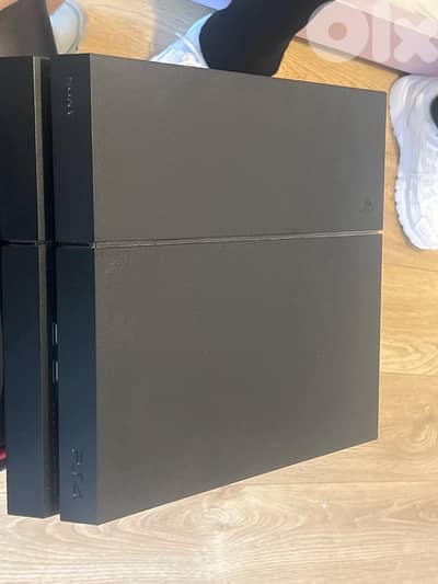 ps4 pro used with red controller 1 cd