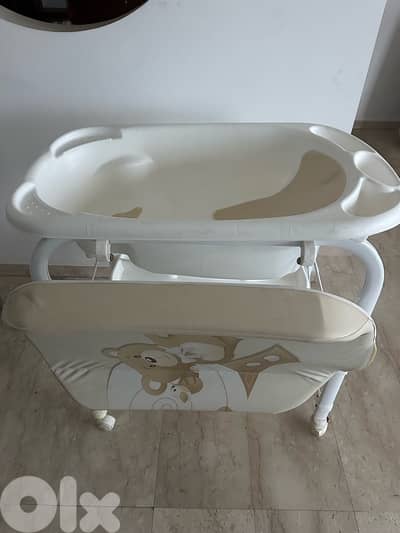 baby bathtub with stand very clean