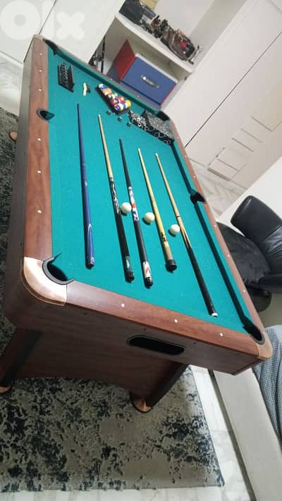 GOOD Condition billiard table with 5 billiard cue's and all acssesorie