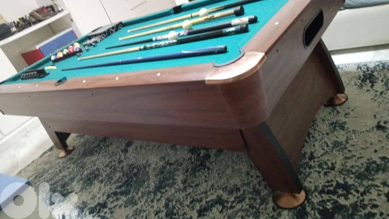 GOOD Condition billiard table with 5 billiard cue's and all acssesorie 1