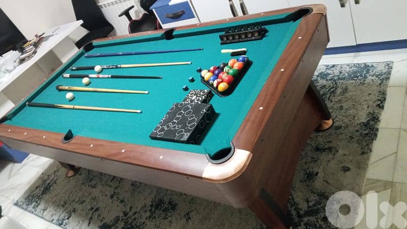 GOOD Condition billiard table with 5 billiard cue's and all acssesorie 2