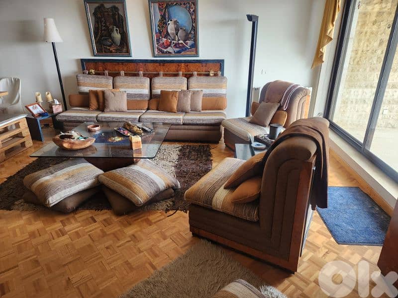 full living room, seats 9 comfortably 1