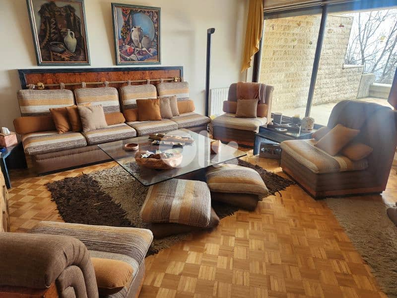 full living room, seats 9 comfortably 2