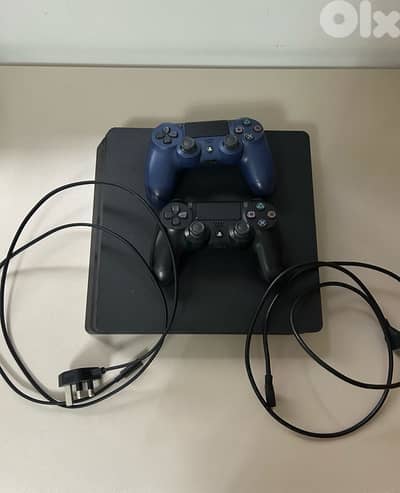 ps4 used with 2 original controller and 2 cds