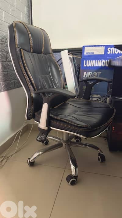 Executive Office Desk + Comfortable Chair La2taaaaa