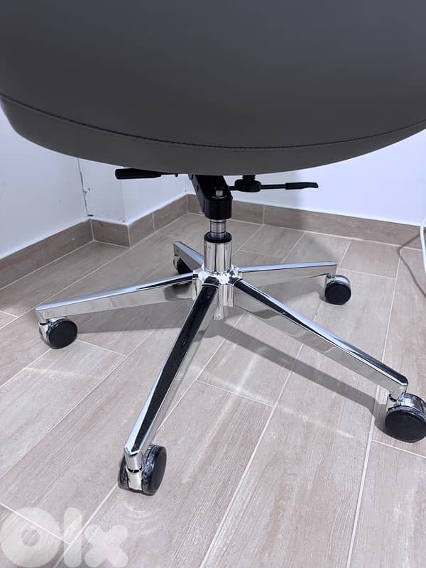 Office chair - grey - excellent condition 1