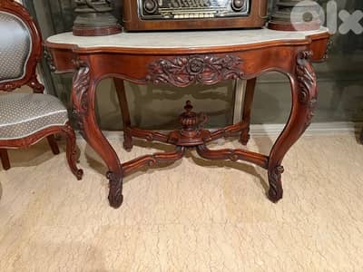 Table de centre française de style Napoléon III en bois sculpté