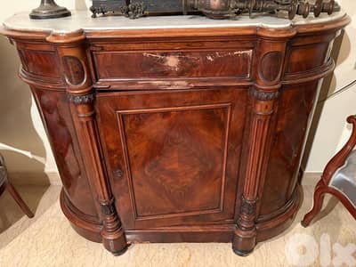 Commode française de style Napoléon III en bois sculpté