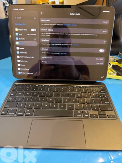 ipad m4 pro 256 11 inch battery 100% with new magic keyboard
