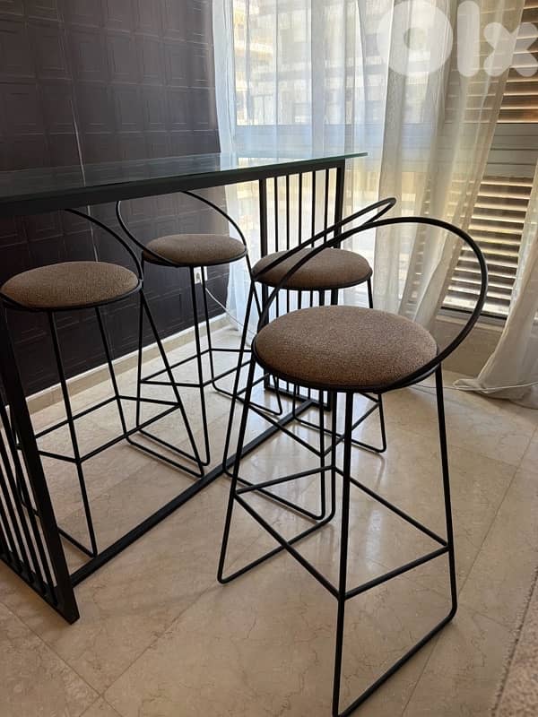 high table with 4 high chairs 1