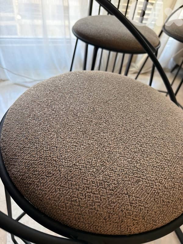 high table with 4 high chairs 3