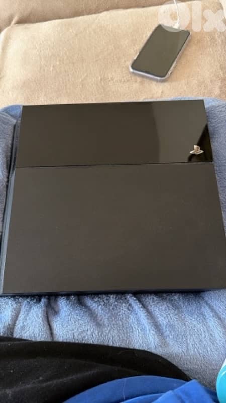 ps4 not a single scratch with 8 games and 2 controllers 1