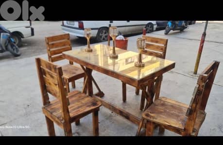 طاولة مع كراسي خشب