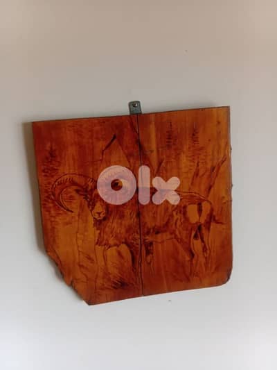 لوحه خشب قديمه مرسوم عليها الماعز