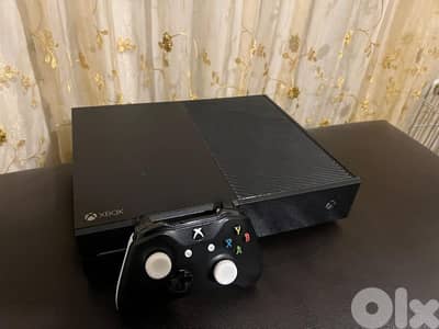 Xbox One 1TB + Controller + 2 Games (Excellent Condition)